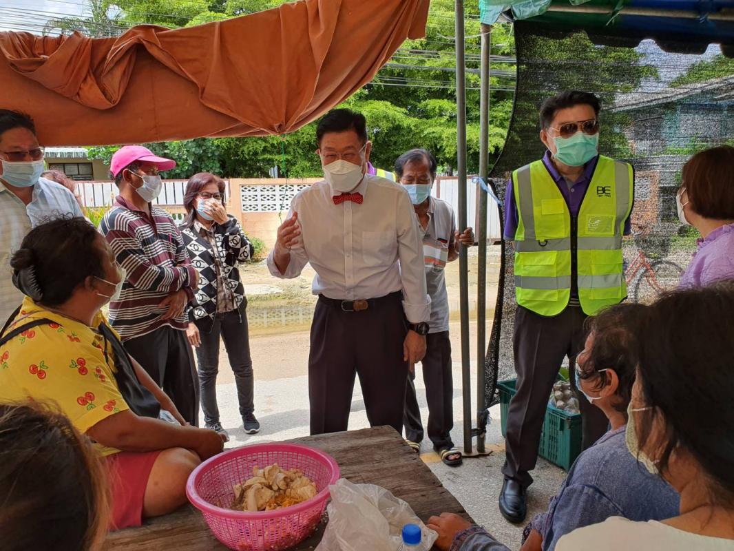 นายก อบจ.ตาก ลงพื้นที่ตรวจจุดติดตั้งเครื่องสูบน้ำและติดตามสถานการณ์การระบายน้ำ ในพื้นที่ตำบลหัวเดียด