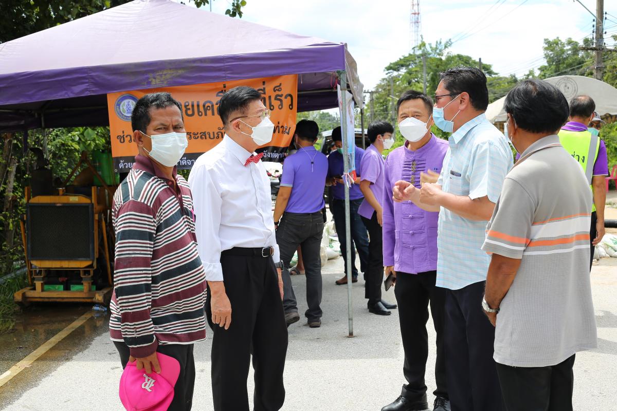 นายก อบจ.ตาก ลงพื้นที่ตรวจจุดติดตั้งเครื่องสูบน้ำและติดตามสถานการณ์การระบายน้ำ ในพื้นที่ตำบลหัวเดียด