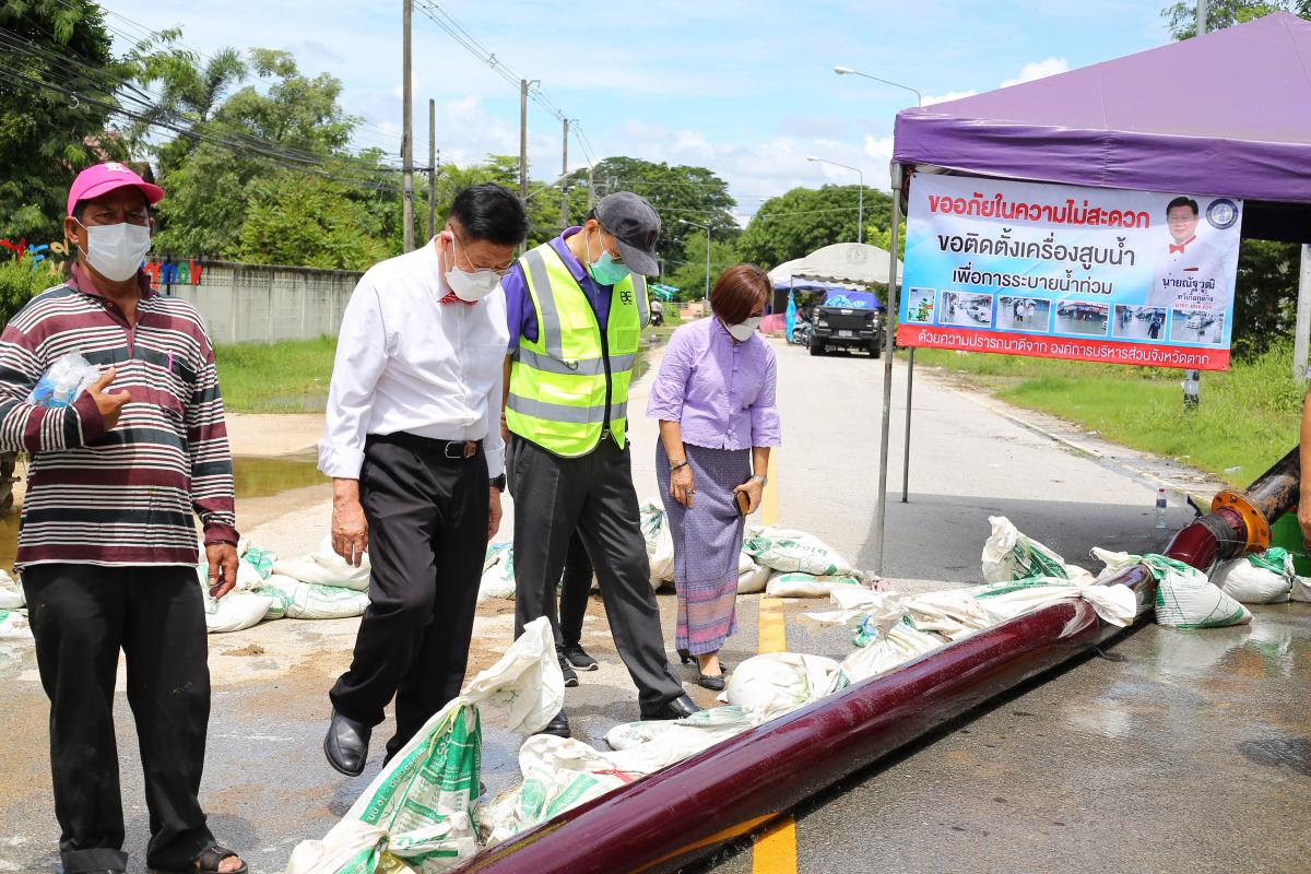 นายก อบจ.ตาก ลงพื้นที่ตรวจจุดติดตั้งเครื่องสูบน้ำและติดตามสถานการณ์การระบายน้ำ ในพื้นที่ตำบลหัวเดียด