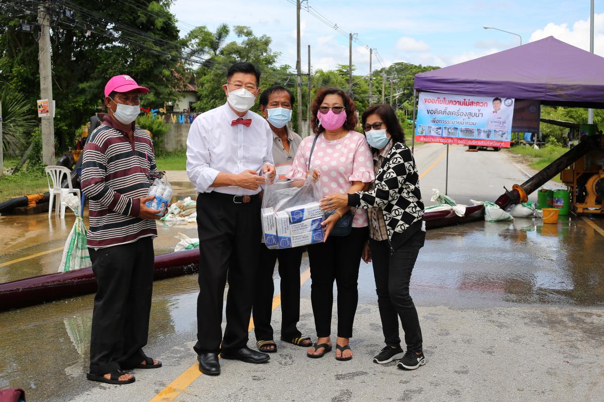 นายก อบจ.ตาก ลงพื้นที่ตรวจจุดติดตั้งเครื่องสูบน้ำและติดตามสถานการณ์การระบายน้ำ ในพื้นที่ตำบลหัวเดียด