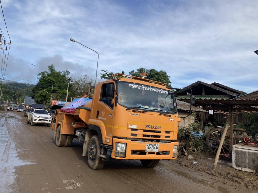 ลงพื้นที่ติดตามสถานการณ์น้ำท่วม และนำรถน้ำไปบริการช่วยเหลือประชาชน เพื่อการอุปโภคบริโภค ในพื้นที่อำเภออุ้มผาง