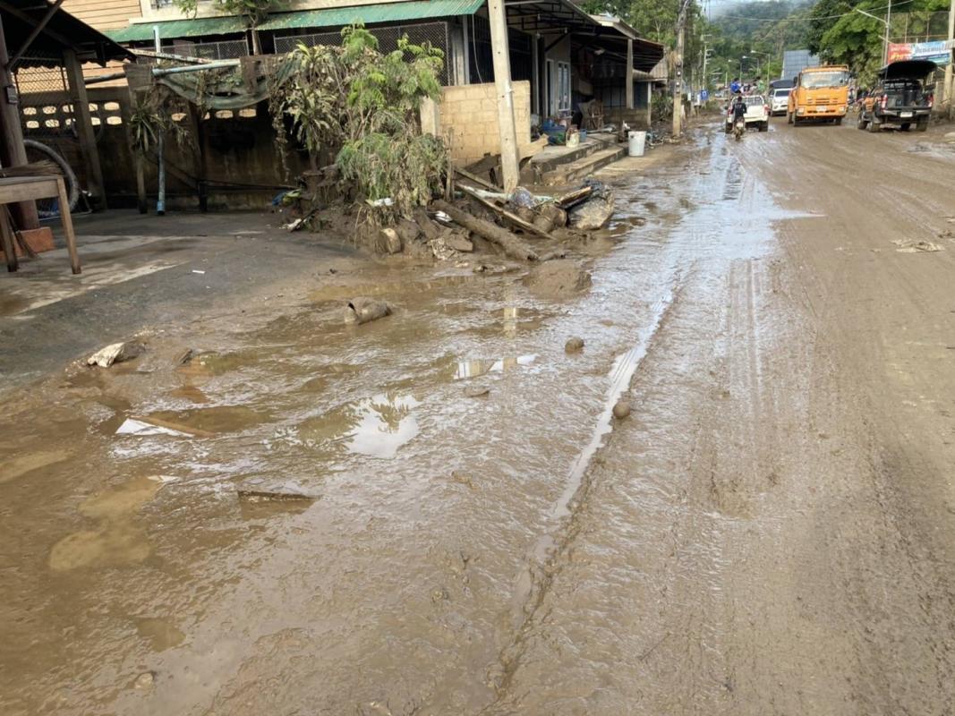 ลงพื้นที่ติดตามสถานการณ์น้ำท่วม และนำรถน้ำไปบริการช่วยเหลือประชาชน เพื่อการอุปโภคบริโภค ในพื้นที่อำเภออุ้มผาง