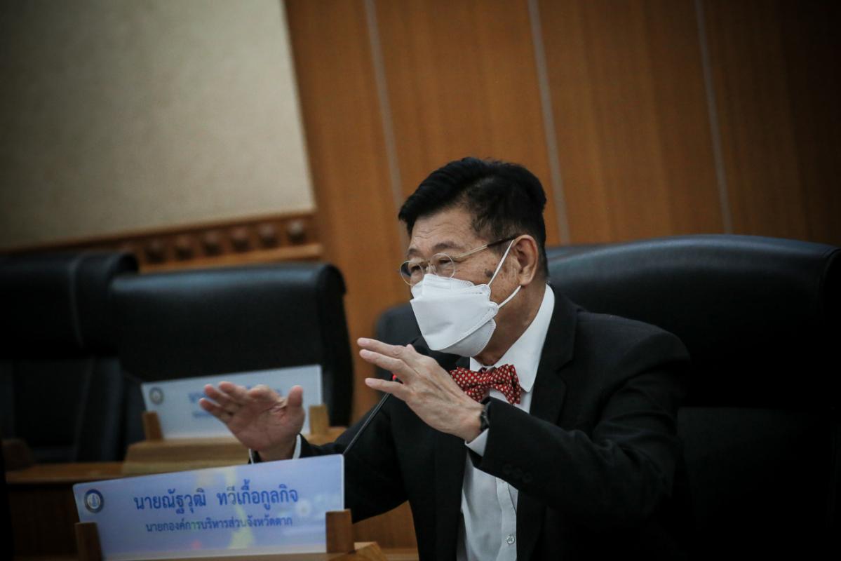 นายก อบจ.ตาก และ ผอ.อุทยานธรณีไม้กลายเป็นหินตาก นำเสนอข้อมูลกับคณะวิจัย เพื่อยกระดับการจัดการท่องเที่ยว