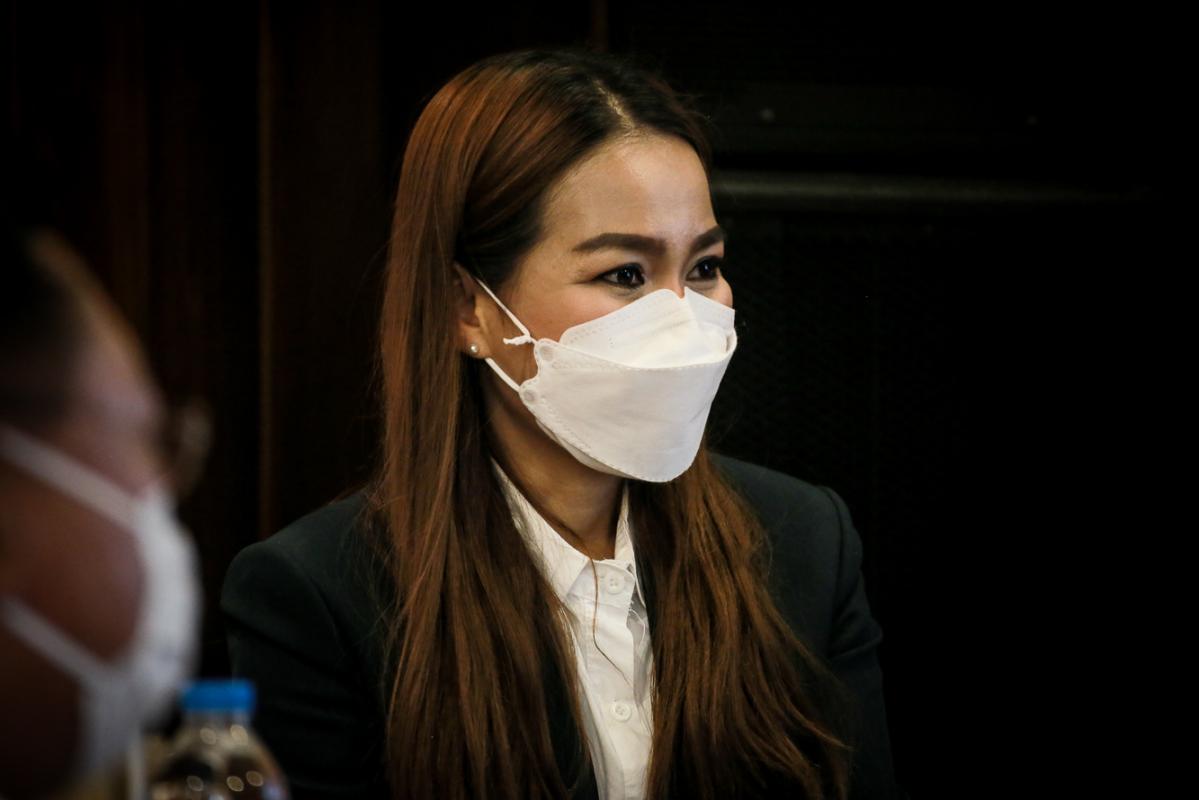 นายก อบจ.ตาก และ ผอ.อุทยานธรณีไม้กลายเป็นหินตาก นำเสนอข้อมูลกับคณะวิจัย เพื่อยกระดับการจัดการท่องเที่ยว