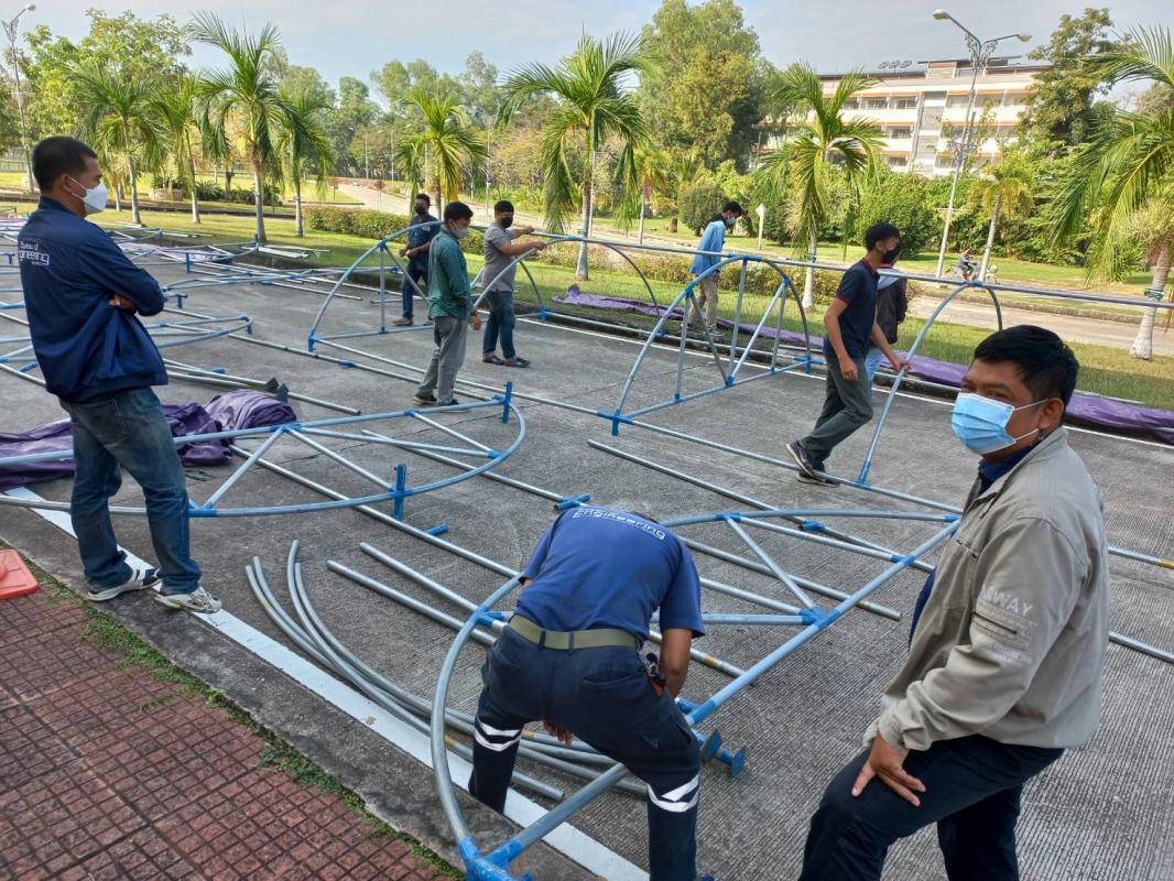 ดำเนินการจัดเตรียมสถานที่และทำความสะอาดฉีดพ่นน้ำยาแอลกอฮอร์ บริเวณห้องประชุมองค์การบริหารส่วนจังหวัดตาก เพื่อรองรับการฉีดวัคซีนป้องกันโรคติดเชื้อไวรัสโคโรนา 2019 (Moderna เข็มที่ 2)