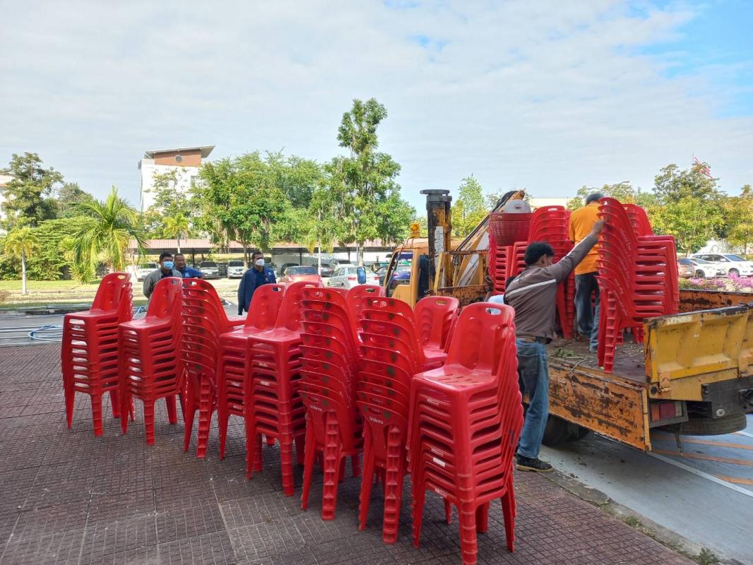 ดำเนินการจัดเตรียมสถานที่และทำความสะอาดฉีดพ่นน้ำยาแอลกอฮอร์ บริเวณห้องประชุมองค์การบริหารส่วนจังหวัดตาก เพื่อรองรับการฉีดวัคซีนป้องกันโรคติดเชื้อไวรัสโคโรนา 2019 (Moderna เข็มที่ 2)