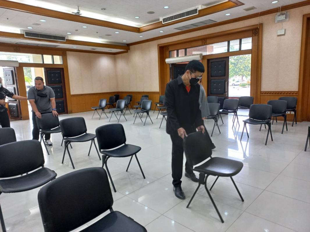 ดำเนินการจัดเตรียมสถานที่และทำความสะอาดฉีดพ่นน้ำยาแอลกอฮอร์ บริเวณห้องประชุมองค์การบริหารส่วนจังหวัดตาก เพื่อรองรับการฉีดวัคซีนป้องกันโรคติดเชื้อไวรัสโคโรนา 2019 (Moderna เข็มที่ 2)