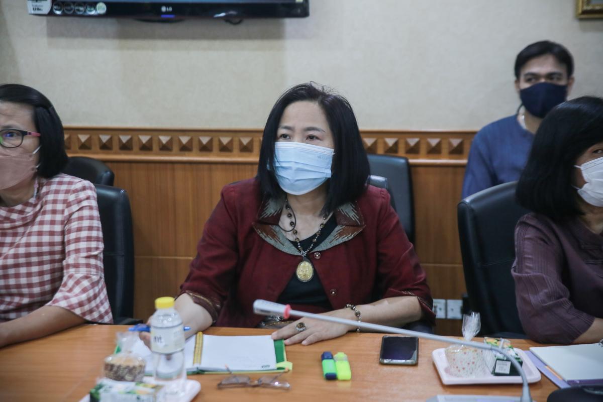 เข้าร่วมรับฟัง การนำเสนอรายละเอียด เทคโนโลยีด้านการสื่อสาร ที่สามารถนำมาใช้ในการบริหารจัดการองค์กร การประชาสัมพันธ์ การวางระบบควบคุมต่างๆ