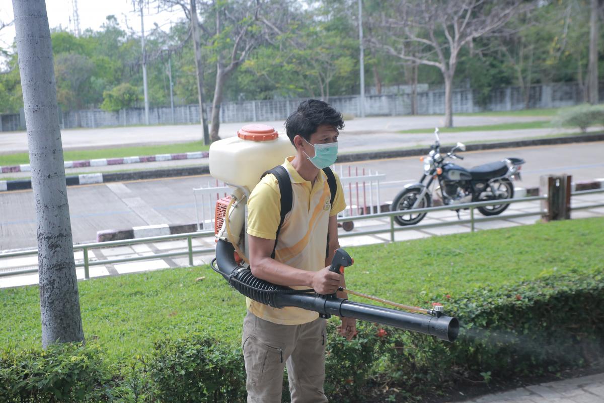 สระว่ายน้ำ อบจ.ตาก ฉีดพ่นน้ำยาฆ่าเชื้อโรคทุกวันจันทร์