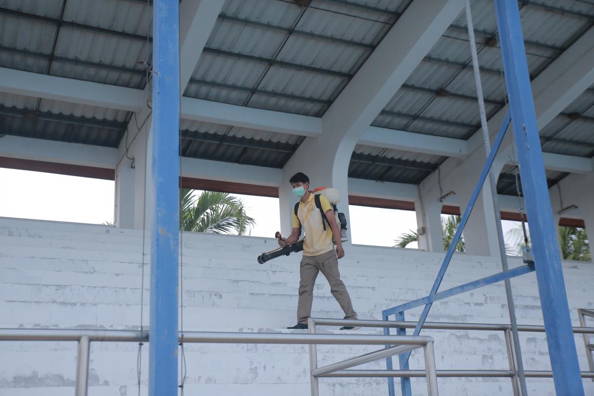 สระว่ายน้ำ อบจ.ตาก ฉีดพ่นน้ำยาฆ่าเชื้อโรคทุกวันจันทร์