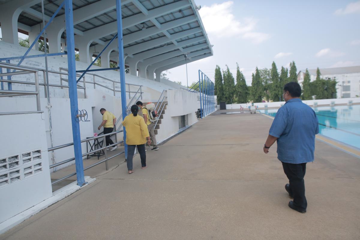สระว่ายน้ำ อบจ.ตาก ฉีดพ่นน้ำยาฆ่าเชื้อโรคทุกวันจันทร์