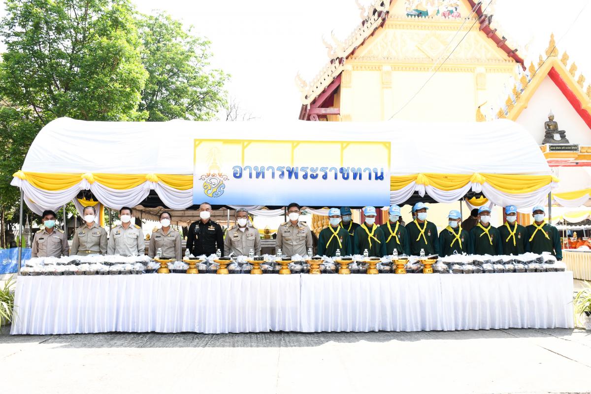 พระบาทสมเด็จพระเจ้าอยู่หัว ทรงโปรดเกล้าโปรดกระหม่อมให้ถวายภัตตาหารเพล และสิ่งของพระราชทานแด่ พระภิกษุสามเณรในการสอบบาลีสนามหลวง ครั้งที่ 1