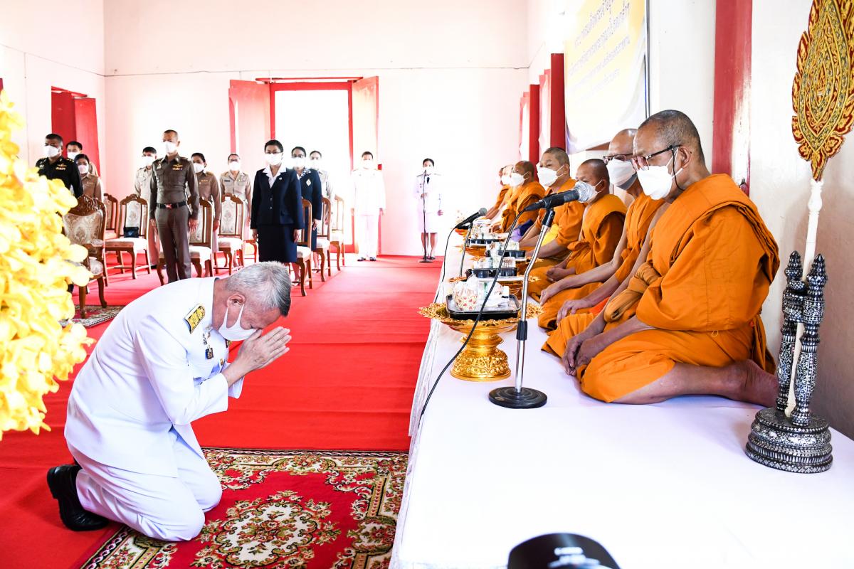 พระบาทสมเด็จพระเจ้าอยู่หัว ทรงโปรดเกล้าโปรดกระหม่อมให้ถวายภัตตาหารเพล และสิ่งของพระราชทานแด่ พระภิกษุสามเณรในการสอบบาลีสนามหลวง ครั้งที่ 1