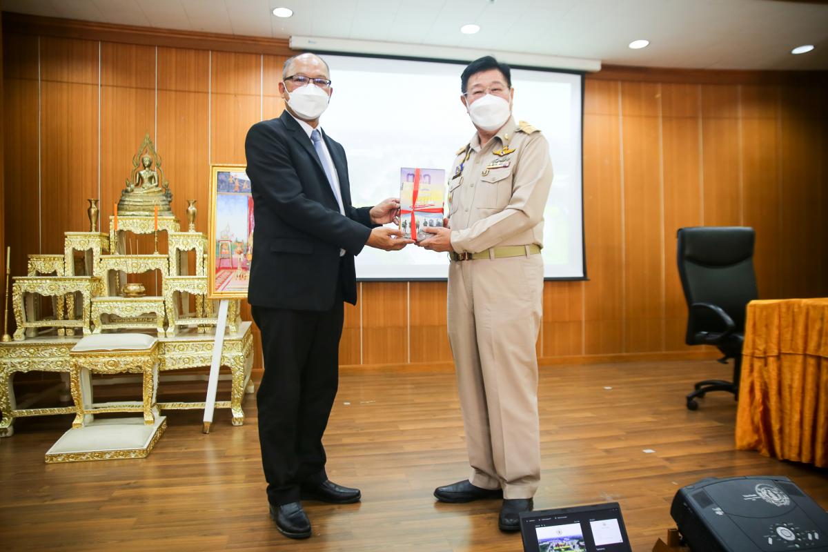 นายกองค์การบริหารส่วนจังหวัดตาก กล่าวต้อนรับ พร้อมมอบของที่ระลึก ให้กับคณะสำนักงาน ป.ป.ช. ประจำจังหวัดตาก ในการติดตามโครงการ STRONG-จิตพอเพียงต้านทุจริต จังหวัดตาก