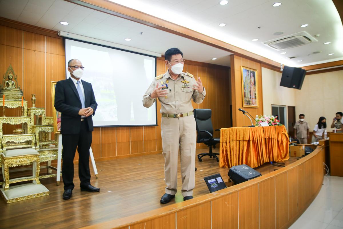 นายกองค์การบริหารส่วนจังหวัดตาก กล่าวต้อนรับ พร้อมมอบของที่ระลึก ให้กับคณะสำนักงาน ป.ป.ช. ประจำจังหวัดตาก ในการติดตามโครงการ STRONG-จิตพอเพียงต้านทุจริต จังหวัดตาก