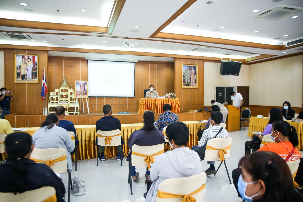 นายกองค์การบริหารส่วนจังหวัดตาก กล่าวต้อนรับ พร้อมมอบของที่ระลึก ให้กับคณะสำนักงาน ป.ป.ช. ประจำจังหวัดตาก ในการติดตามโครงการ STRONG-จิตพอเพียงต้านทุจริต จังหวัดตาก