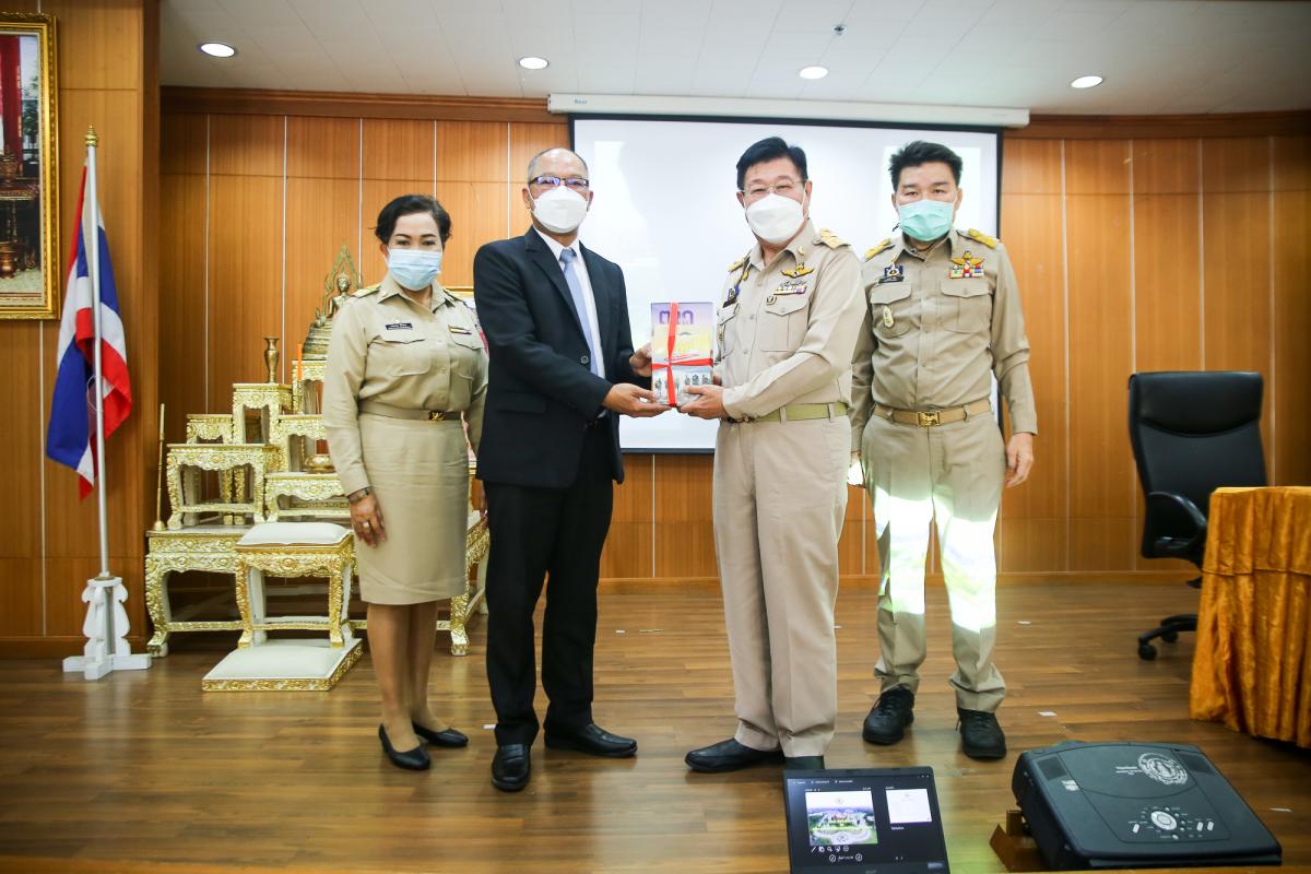 นายกองค์การบริหารส่วนจังหวัดตาก กล่าวต้อนรับ พร้อมมอบของที่ระลึก ให้กับคณะสำนักงาน ป.ป.ช. ประจำจังหวัดตาก ในการติดตามโครงการ STRONG-จิตพอเพียงต้านทุจริต จังหวัดตาก