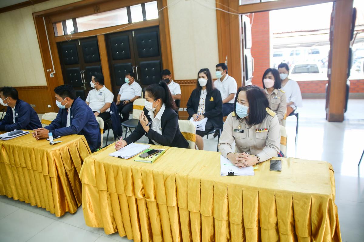 นายกองค์การบริหารส่วนจังหวัดตาก กล่าวต้อนรับ พร้อมมอบของที่ระลึก ให้กับคณะสำนักงาน ป.ป.ช. ประจำจังหวัดตาก ในการติดตามโครงการ STRONG-จิตพอเพียงต้านทุจริต จังหวัดตาก