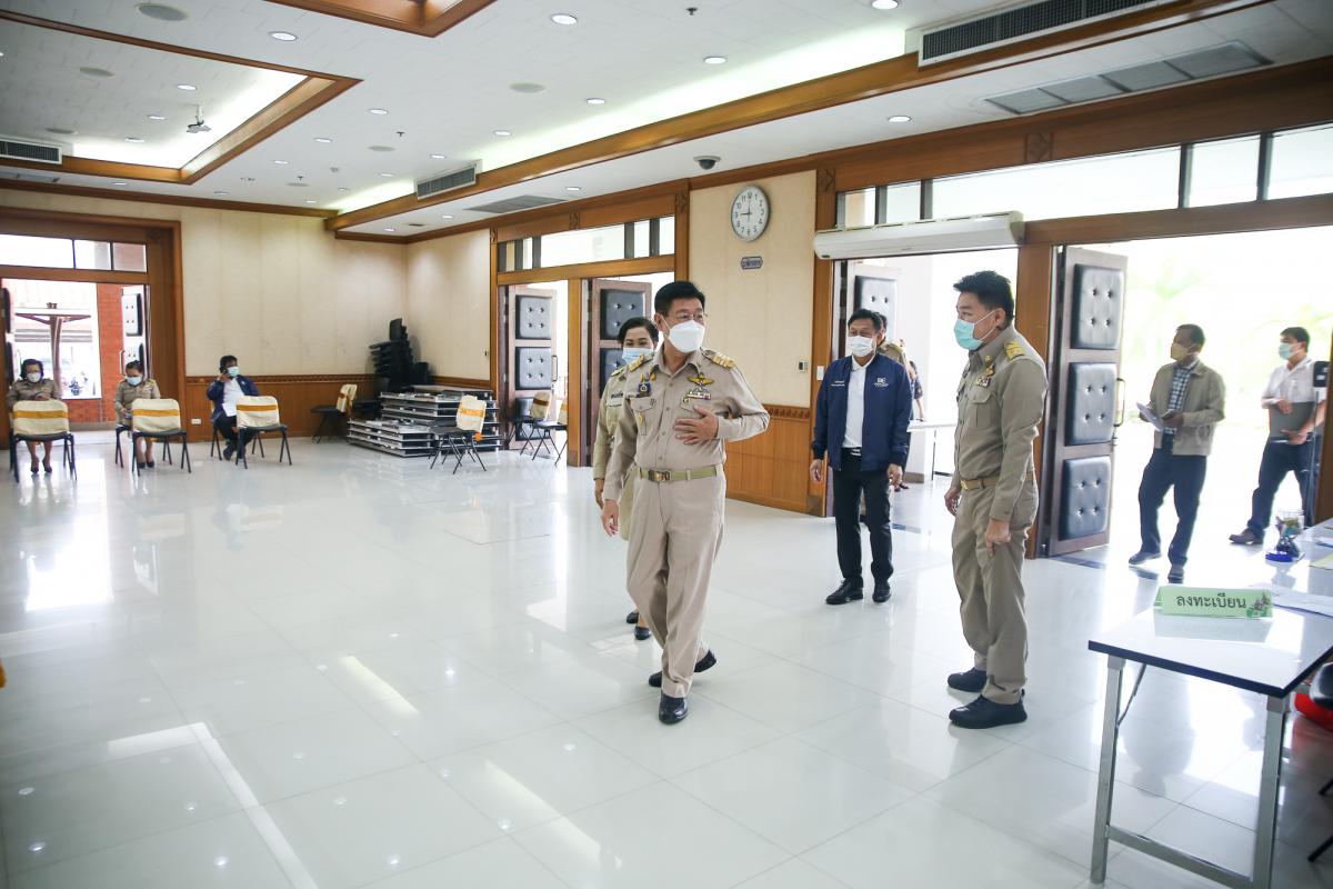 นายกองค์การบริหารส่วนจังหวัดตาก กล่าวต้อนรับ พร้อมมอบของที่ระลึก ให้กับคณะสำนักงาน ป.ป.ช. ประจำจังหวัดตาก ในการติดตามโครงการ STRONG-จิตพอเพียงต้านทุจริต จังหวัดตาก