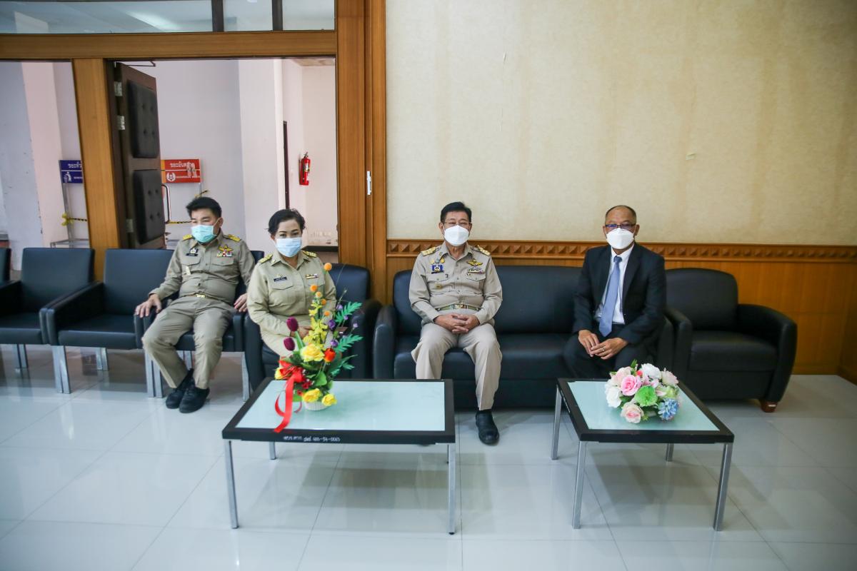 นายกองค์การบริหารส่วนจังหวัดตาก กล่าวต้อนรับ พร้อมมอบของที่ระลึก ให้กับคณะสำนักงาน ป.ป.ช. ประจำจังหวัดตาก ในการติดตามโครงการ STRONG-จิตพอเพียงต้านทุจริต จังหวัดตาก