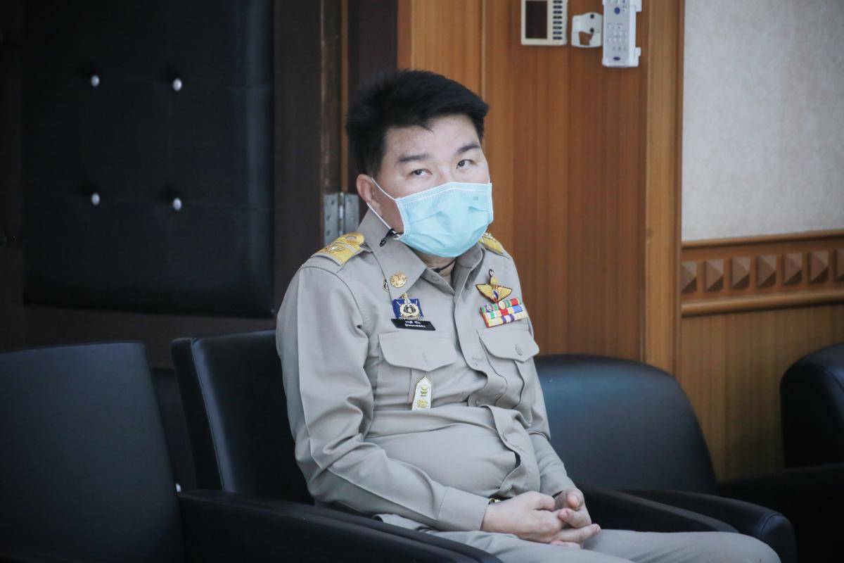 นายกองค์การบริหารส่วนจังหวัดตาก กล่าวต้อนรับ พร้อมมอบของที่ระลึก ให้กับคณะสำนักงาน ป.ป.ช. ประจำจังหวัดตาก ในการติดตามโครงการ STRONG-จิตพอเพียงต้านทุจริต จังหวัดตาก