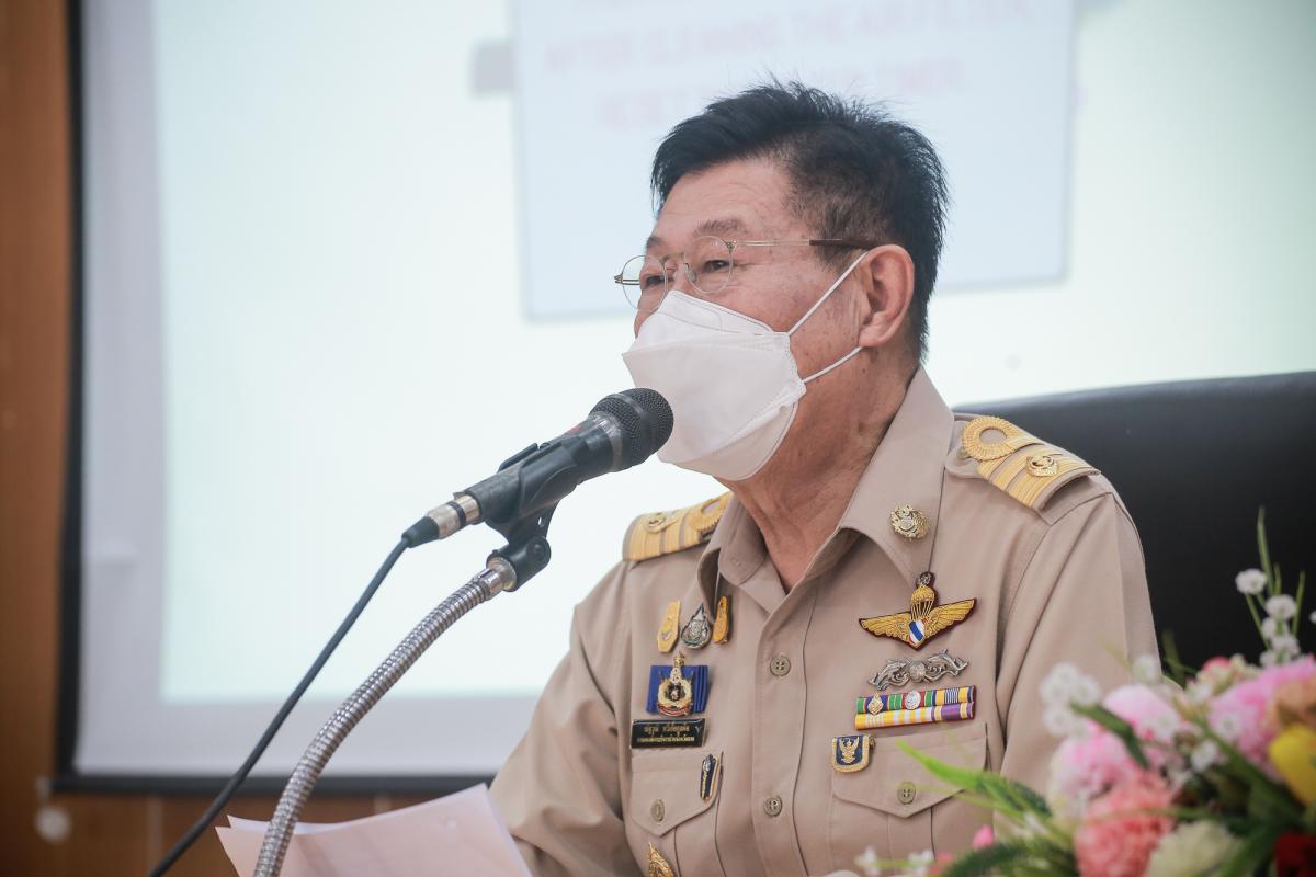 นายกองค์การบริหารส่วนจังหวัดตาก กล่าวต้อนรับ พร้อมมอบของที่ระลึก ให้กับคณะสำนักงาน ป.ป.ช. ประจำจังหวัดตาก ในการติดตามโครงการ STRONG-จิตพอเพียงต้านทุจริต จังหวัดตาก
