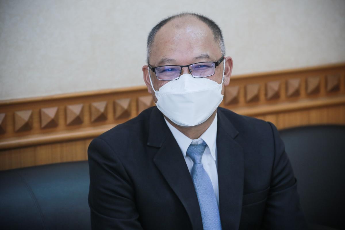 นายกองค์การบริหารส่วนจังหวัดตาก กล่าวต้อนรับ พร้อมมอบของที่ระลึก ให้กับคณะสำนักงาน ป.ป.ช. ประจำจังหวัดตาก ในการติดตามโครงการ STRONG-จิตพอเพียงต้านทุจริต จังหวัดตาก