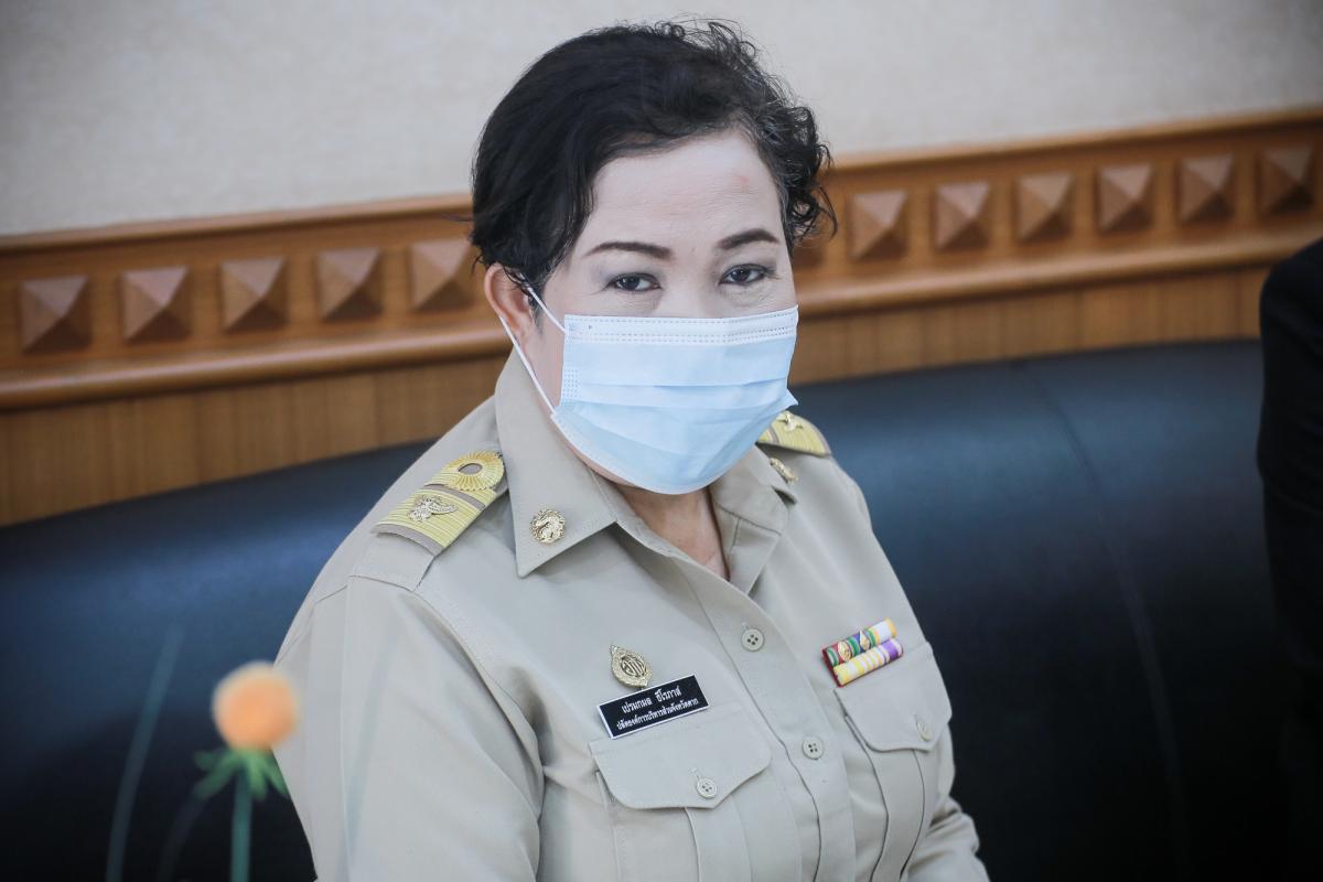 นายกองค์การบริหารส่วนจังหวัดตาก กล่าวต้อนรับ พร้อมมอบของที่ระลึก ให้กับคณะสำนักงาน ป.ป.ช. ประจำจังหวัดตาก ในการติดตามโครงการ STRONG-จิตพอเพียงต้านทุจริต จังหวัดตาก