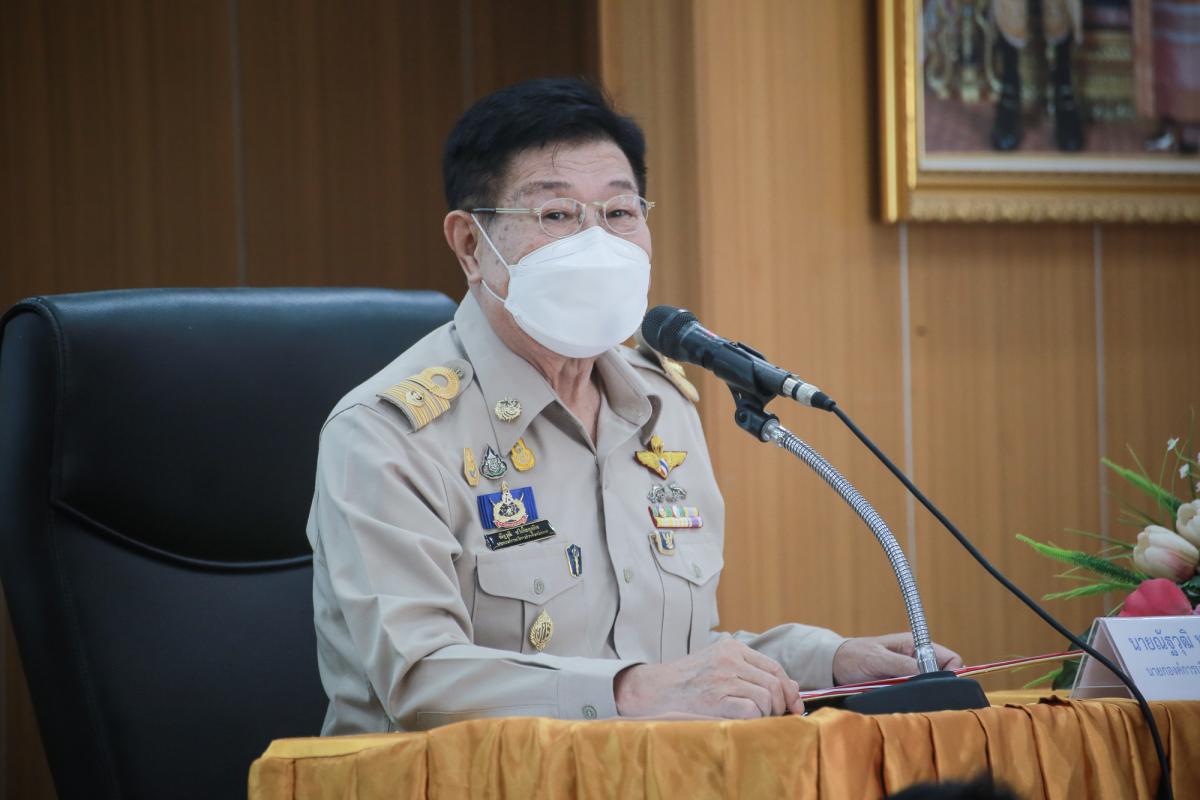 นายกองค์การบริหารส่วนจังหวัดตาก กล่าวต้อนรับ พร้อมมอบของที่ระลึก ให้กับคณะสำนักงาน ป.ป.ช. ประจำจังหวัดตาก ในการติดตามโครงการ STRONG-จิตพอเพียงต้านทุจริต จังหวัดตาก