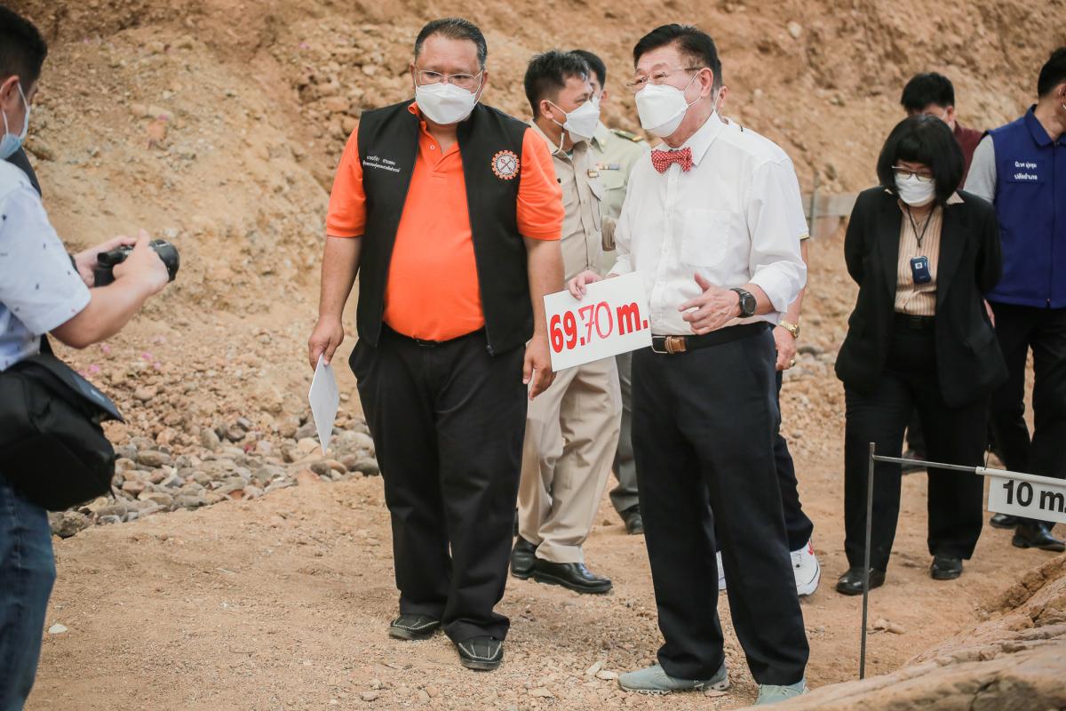 นายกองค์การบริหารส่วนจังหวัดตาก ในฐานะผู้อำนวยการอุทยานธรณีไม้กลายเป็นหินตาก พร้อมด้วยผู้บริหาร และหัวหน้าส่วนการงานองค์การบริหารส่วนจังหวัดตาก ร่วมเป็นสักขีพยานในการวัดความยาวของไม้กลายเป็นหินหลุมที่ 1 ร่วมกับกรมทรัพยากรธรณี ณ อุทยานแห่งชาติดอยสอยมาลัย-ไ