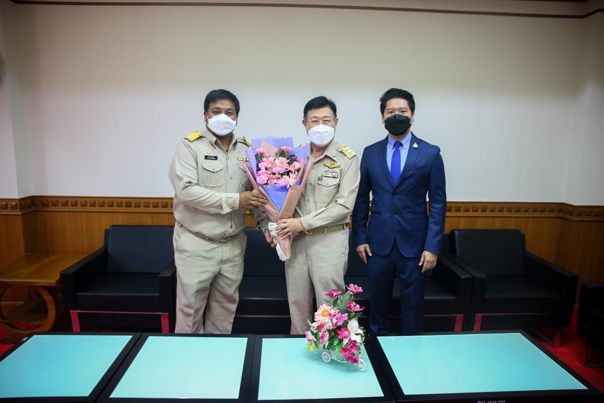 นายกองค์การบริหารส่วนจังหวัดตาก พร้อมคณะผู้บริหาร หัวหน้าส่วนการงาน องค์การบริหารส่วนจังหวัดตาก และสมาชิกสภาองค์การบริหารส่วนจังหวัดตาก ร่วมแสดงความยินดี