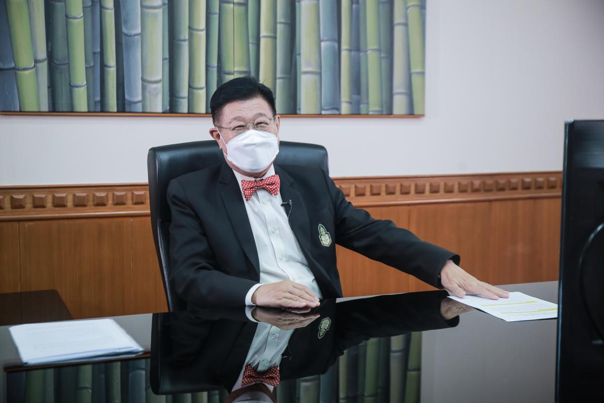นายกองค์การบริหารส่วนจังหวัดตากให้สัมภาษณ์และบันทึกเทปวีดิทัศน์ เพื่อจัดทำสื่อเผยแพร่ประชาสัมพันธ์การบันทึกสถิติโลกไม้กลายเป็นหินที่ยาวที่สุดในโลกจาก Guinness World Records (GWR)