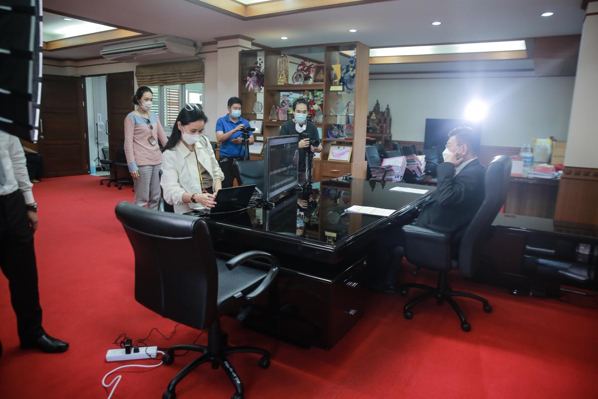 นายกองค์การบริหารส่วนจังหวัดตากให้สัมภาษณ์และบันทึกเทปวีดิทัศน์ เพื่อจัดทำสื่อเผยแพร่ประชาสัมพันธ์การบันทึกสถิติโลกไม้กลายเป็นหินที่ยาวที่สุดในโลกจาก Guinness World Records (GWR)