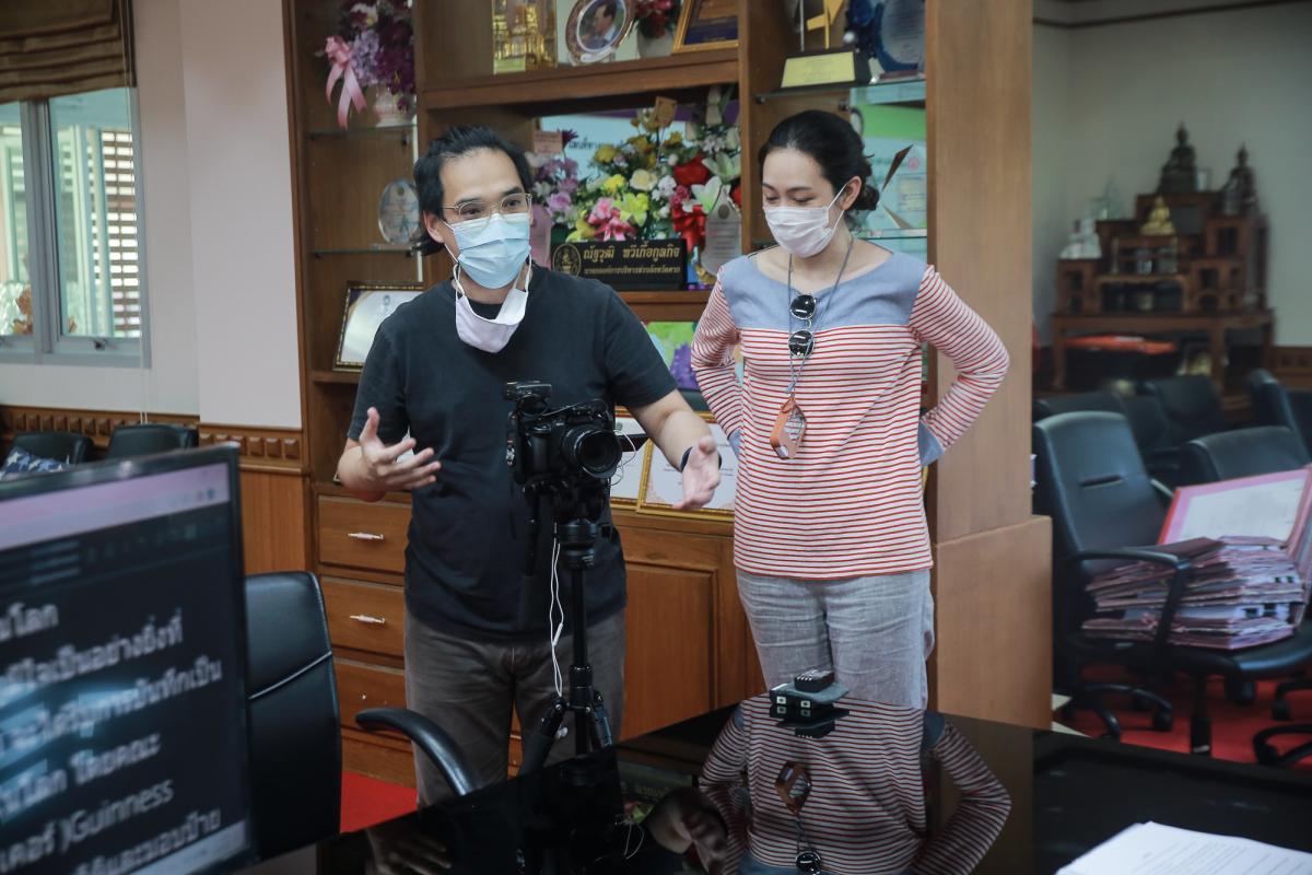 นายกองค์การบริหารส่วนจังหวัดตากให้สัมภาษณ์และบันทึกเทปวีดิทัศน์ เพื่อจัดทำสื่อเผยแพร่ประชาสัมพันธ์การบันทึกสถิติโลกไม้กลายเป็นหินที่ยาวที่สุดในโลกจาก Guinness World Records (GWR)