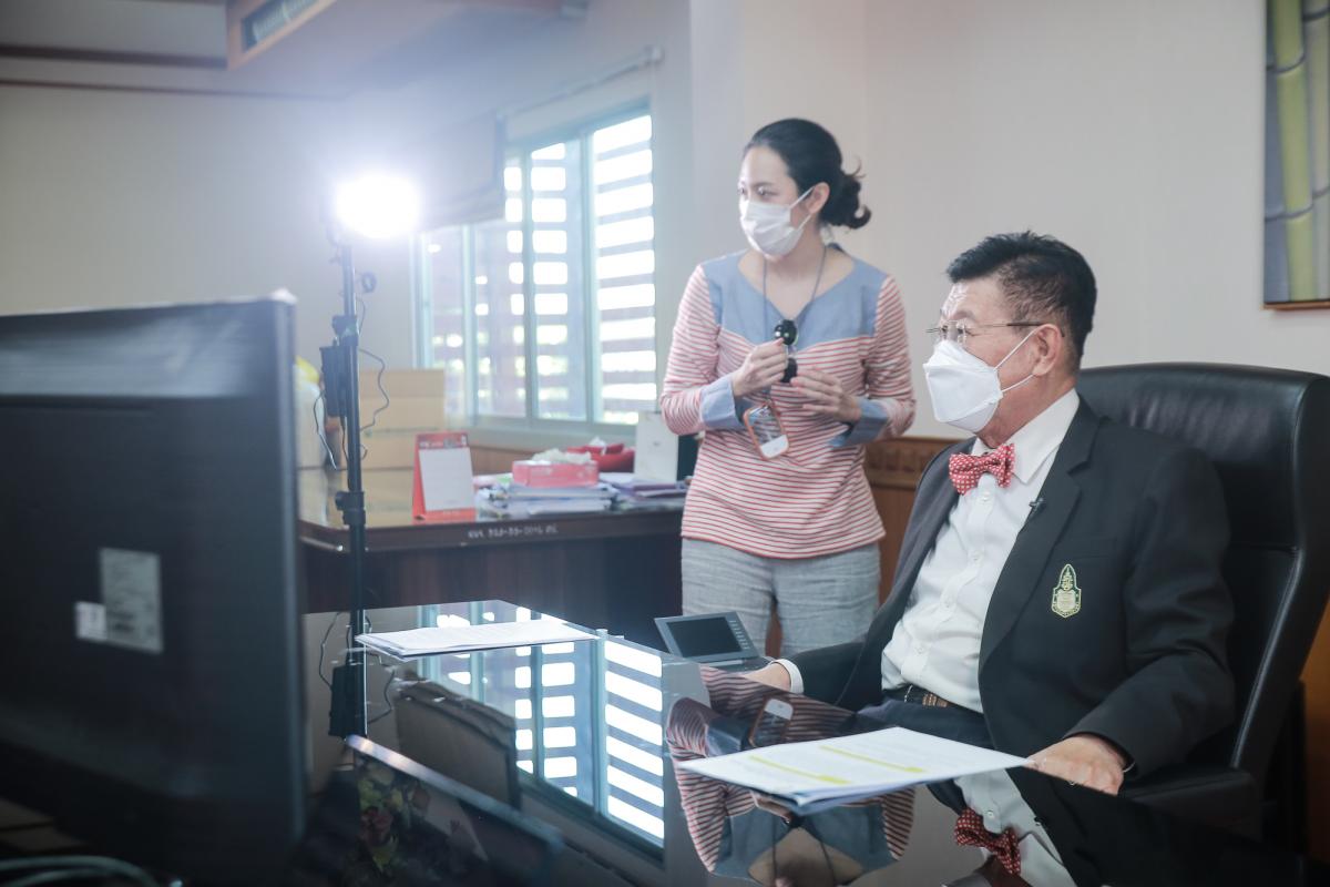นายกองค์การบริหารส่วนจังหวัดตากให้สัมภาษณ์และบันทึกเทปวีดิทัศน์ เพื่อจัดทำสื่อเผยแพร่ประชาสัมพันธ์การบันทึกสถิติโลกไม้กลายเป็นหินที่ยาวที่สุดในโลกจาก Guinness World Records (GWR)