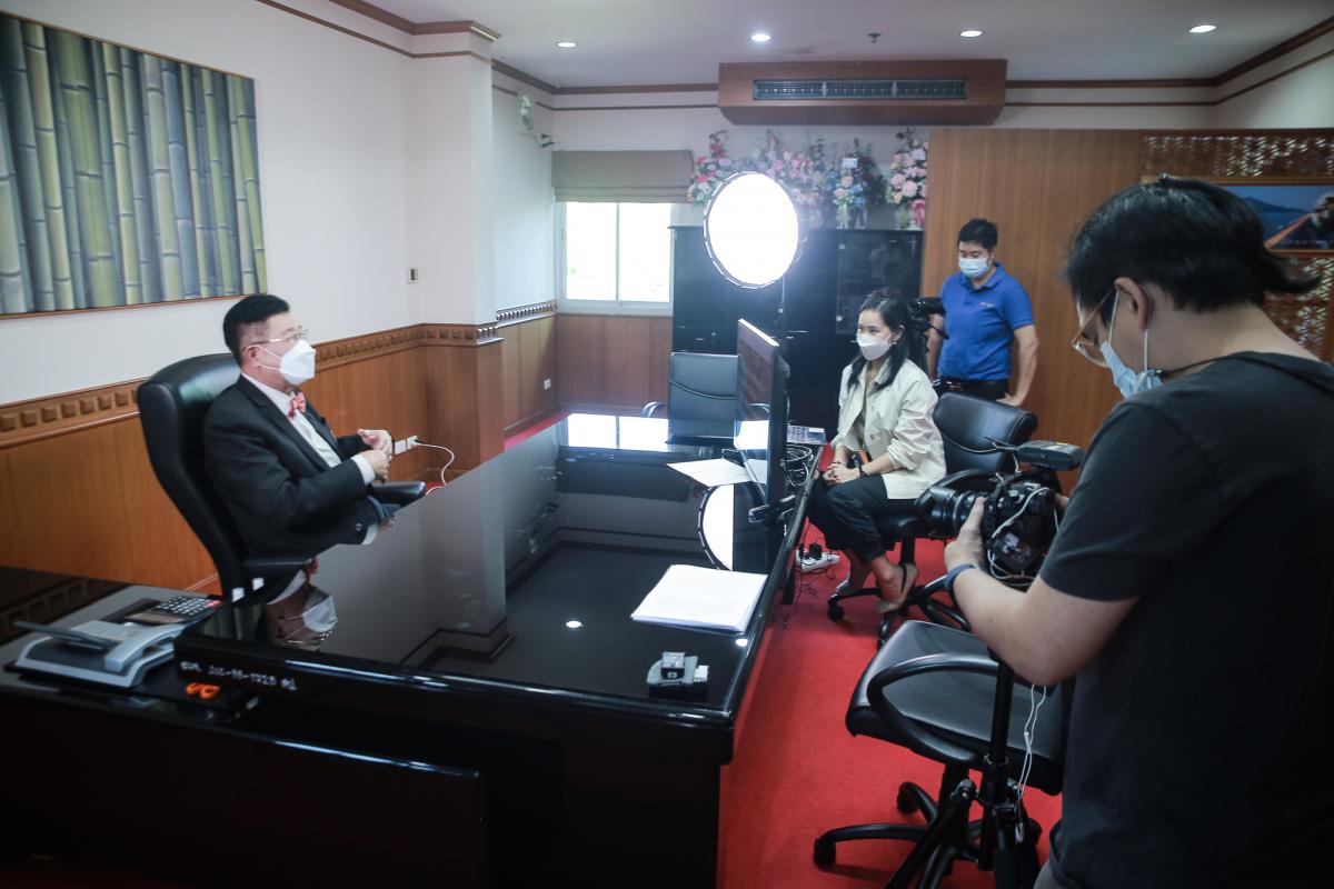 นายกองค์การบริหารส่วนจังหวัดตากให้สัมภาษณ์และบันทึกเทปวีดิทัศน์ เพื่อจัดทำสื่อเผยแพร่ประชาสัมพันธ์การบันทึกสถิติโลกไม้กลายเป็นหินที่ยาวที่สุดในโลกจาก Guinness World Records (GWR)