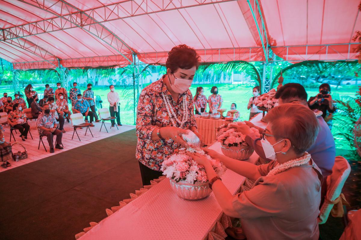 องค์การบริหารส่วนจังหวัดตาก ร่วมรดน้ำดำหัวและขอพร นายณัฐวุฒิ ทวีเกื้อกูลกิจ นายกองค์การบริหารส่วนจังหวัดตากและนางกฤตินี ทวีเกื้อกูลกิจ