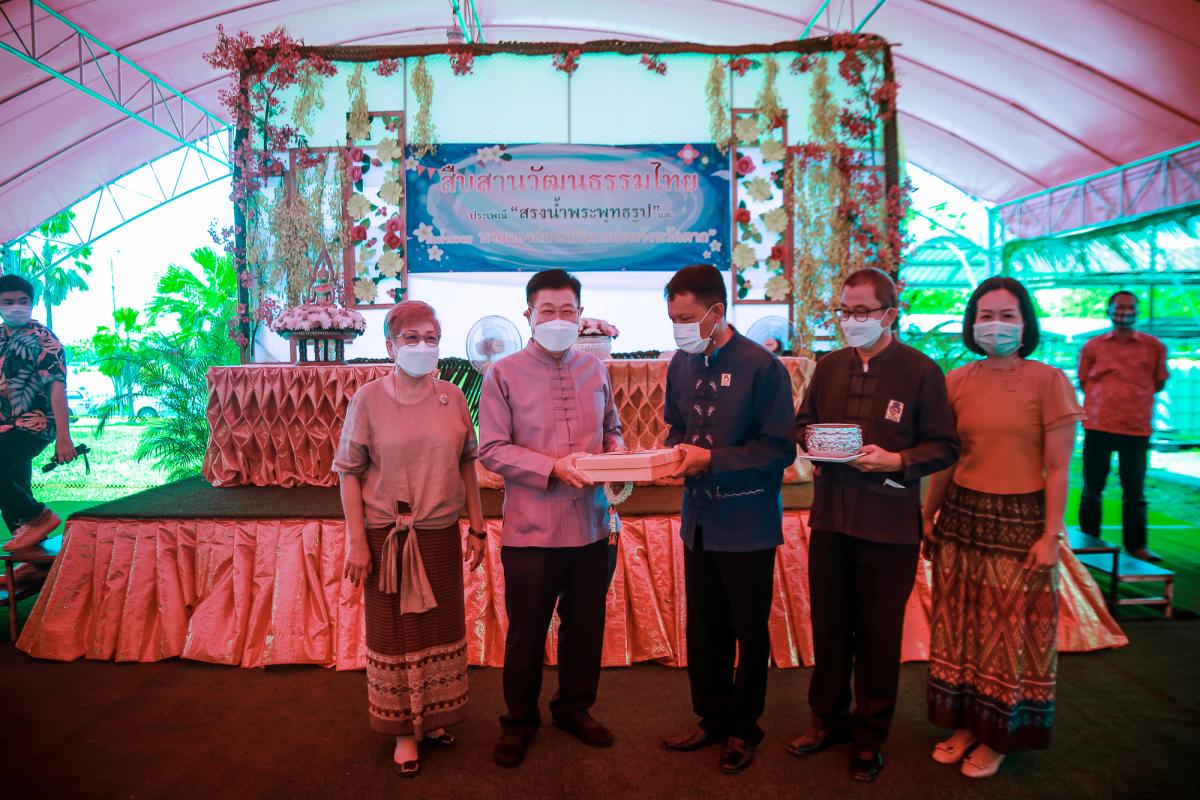 องค์การบริหารส่วนจังหวัดตาก ร่วมรดน้ำดำหัวและขอพร นายณัฐวุฒิ ทวีเกื้อกูลกิจ นายกองค์การบริหารส่วนจังหวัดตากและนางกฤตินี ทวีเกื้อกูลกิจ