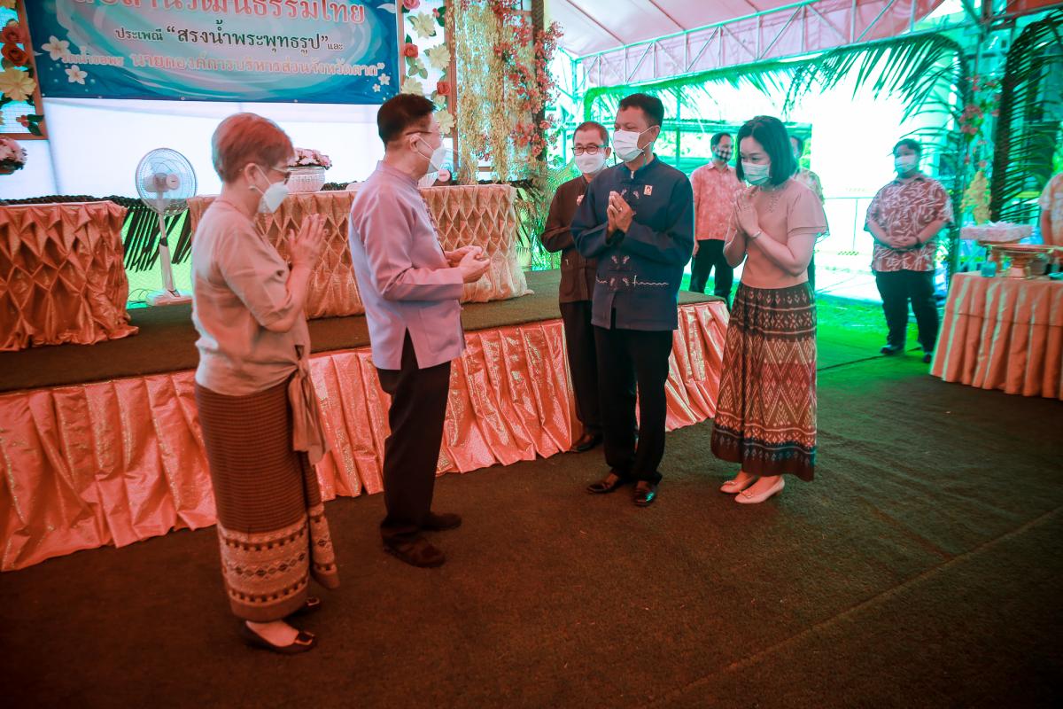 องค์การบริหารส่วนจังหวัดตาก ร่วมรดน้ำดำหัวและขอพร นายณัฐวุฒิ ทวีเกื้อกูลกิจ นายกองค์การบริหารส่วนจังหวัดตากและนางกฤตินี ทวีเกื้อกูลกิจ