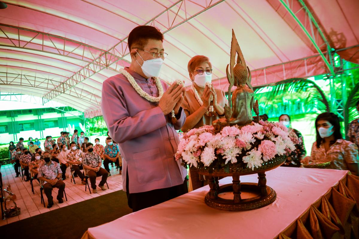 องค์การบริหารส่วนจังหวัดตาก ร่วมรดน้ำดำหัวและขอพร นายณัฐวุฒิ ทวีเกื้อกูลกิจ นายกองค์การบริหารส่วนจังหวัดตากและนางกฤตินี ทวีเกื้อกูลกิจ