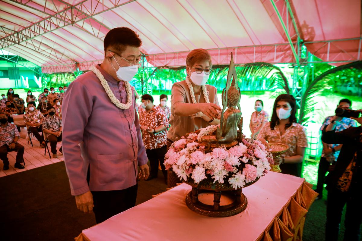 องค์การบริหารส่วนจังหวัดตาก ร่วมรดน้ำดำหัวและขอพร นายณัฐวุฒิ ทวีเกื้อกูลกิจ นายกองค์การบริหารส่วนจังหวัดตากและนางกฤตินี ทวีเกื้อกูลกิจ