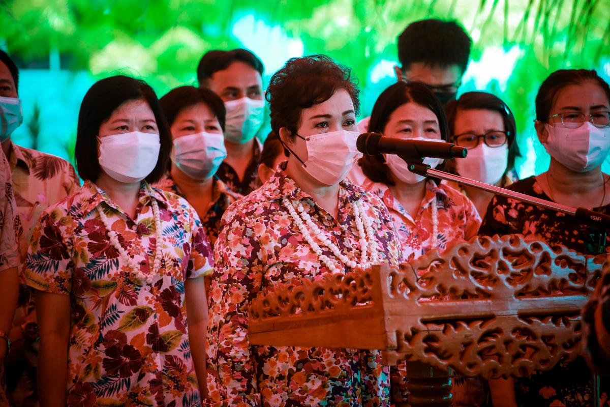 องค์การบริหารส่วนจังหวัดตาก ร่วมรดน้ำดำหัวและขอพร นายณัฐวุฒิ ทวีเกื้อกูลกิจ นายกองค์การบริหารส่วนจังหวัดตากและนางกฤตินี ทวีเกื้อกูลกิจ