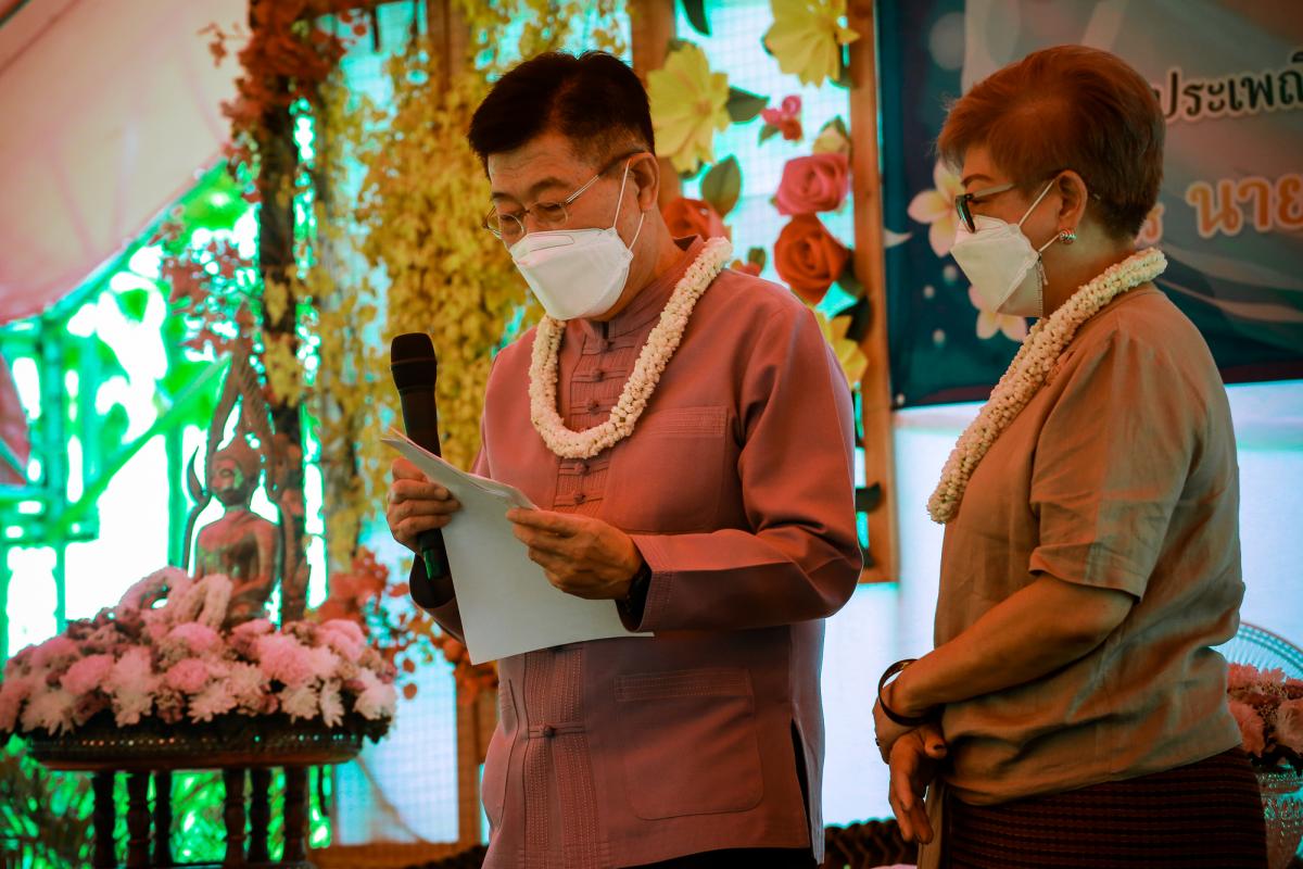 องค์การบริหารส่วนจังหวัดตาก ร่วมรดน้ำดำหัวและขอพร นายณัฐวุฒิ ทวีเกื้อกูลกิจ นายกองค์การบริหารส่วนจังหวัดตากและนางกฤตินี ทวีเกื้อกูลกิจ