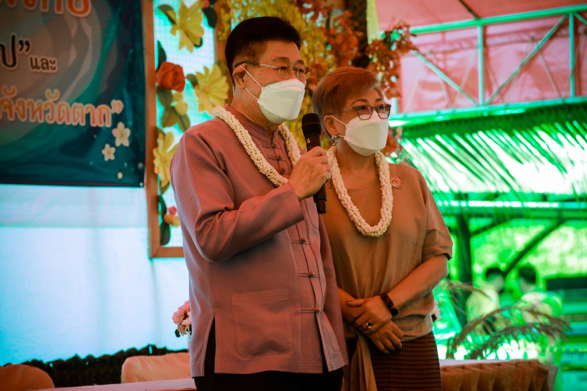 องค์การบริหารส่วนจังหวัดตาก ร่วมรดน้ำดำหัวและขอพร นายณัฐวุฒิ ทวีเกื้อกูลกิจ นายกองค์การบริหารส่วนจังหวัดตากและนางกฤตินี ทวีเกื้อกูลกิจ