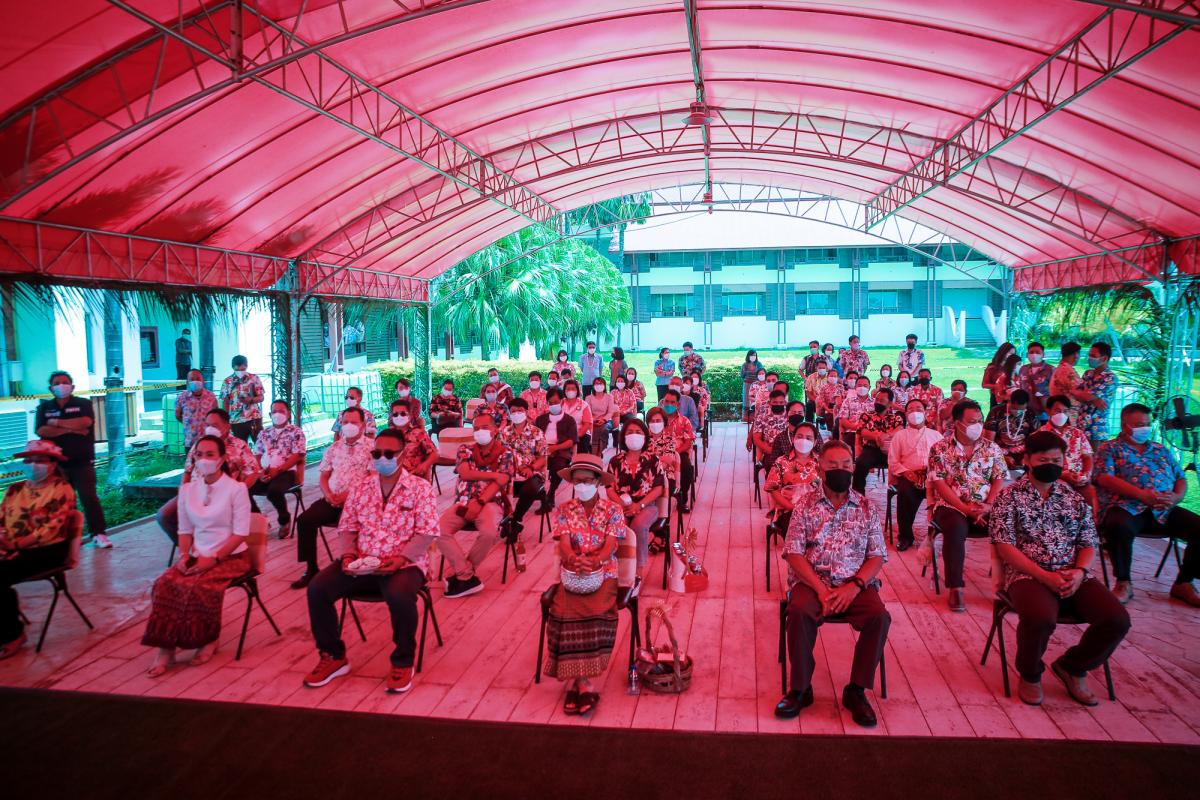 องค์การบริหารส่วนจังหวัดตาก ร่วมรดน้ำดำหัวและขอพร นายณัฐวุฒิ ทวีเกื้อกูลกิจ นายกองค์การบริหารส่วนจังหวัดตากและนางกฤตินี ทวีเกื้อกูลกิจ