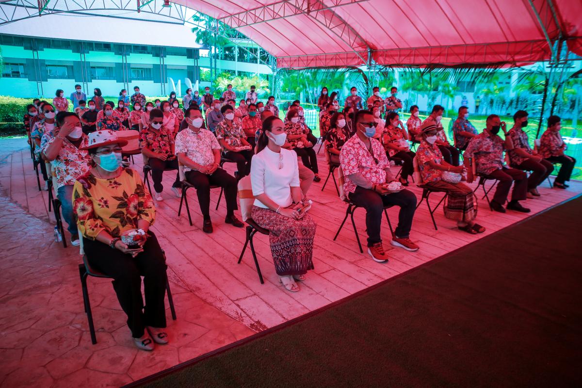 องค์การบริหารส่วนจังหวัดตาก ร่วมรดน้ำดำหัวและขอพร นายณัฐวุฒิ ทวีเกื้อกูลกิจ นายกองค์การบริหารส่วนจังหวัดตากและนางกฤตินี ทวีเกื้อกูลกิจ