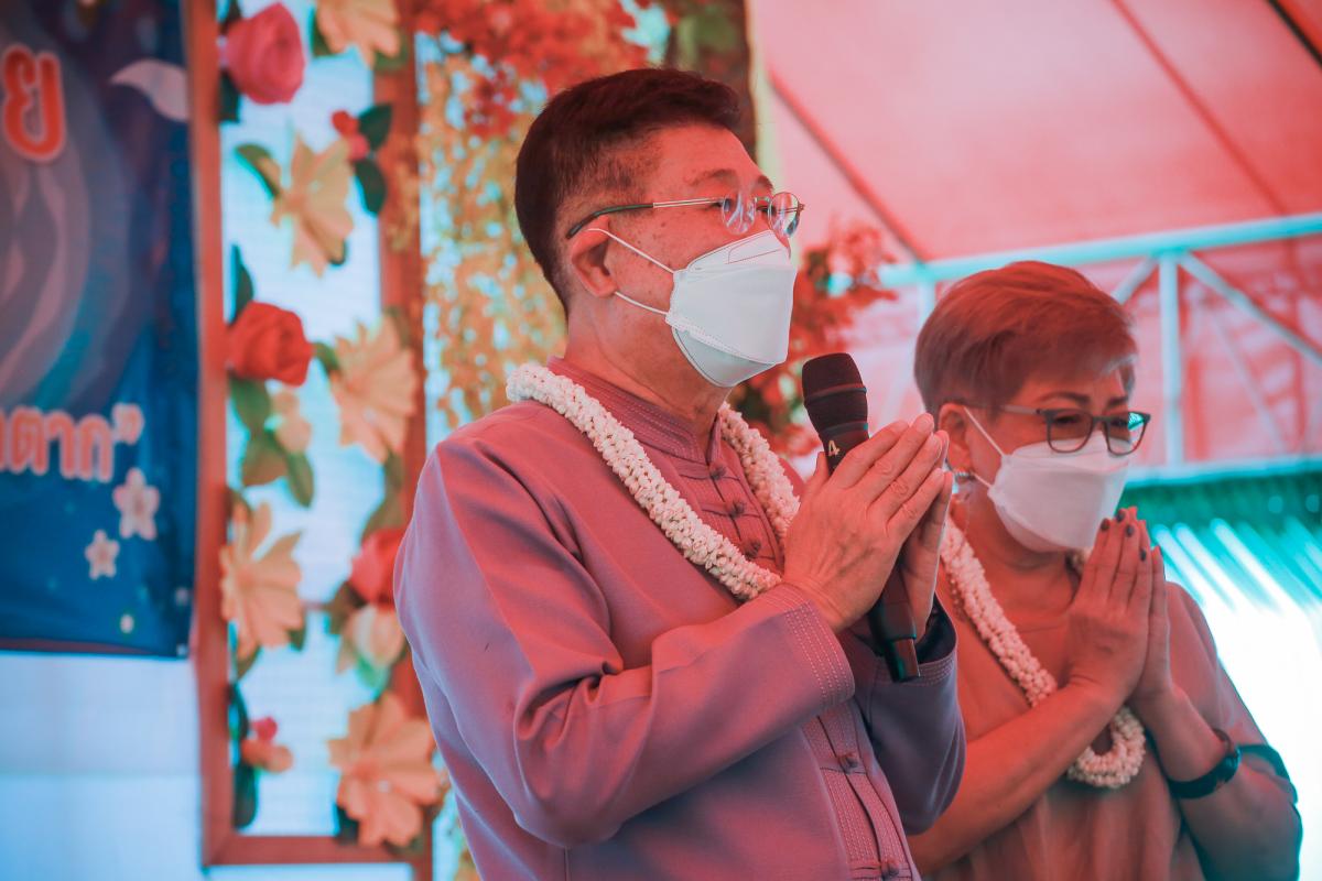 องค์การบริหารส่วนจังหวัดตาก ร่วมรดน้ำดำหัวและขอพร นายณัฐวุฒิ ทวีเกื้อกูลกิจ นายกองค์การบริหารส่วนจังหวัดตากและนางกฤตินี ทวีเกื้อกูลกิจ