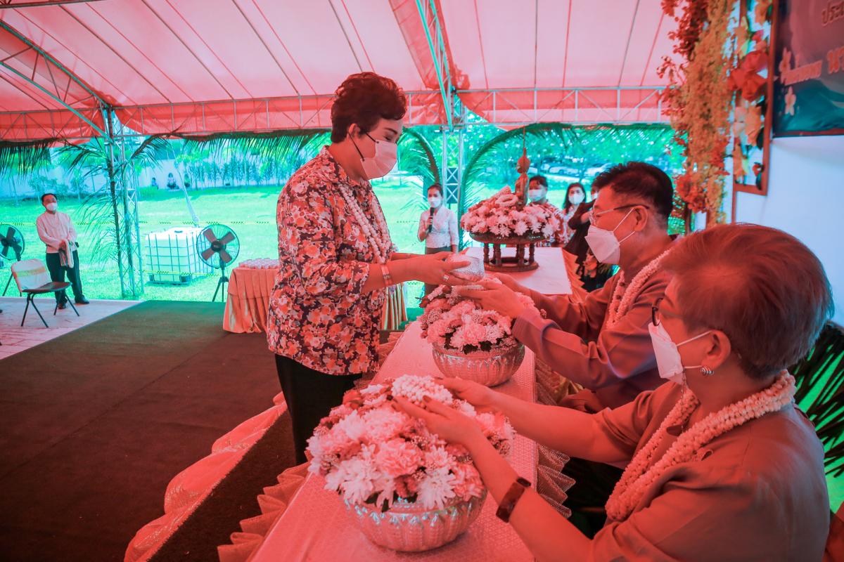 องค์การบริหารส่วนจังหวัดตาก ร่วมรดน้ำดำหัวและขอพร นายณัฐวุฒิ ทวีเกื้อกูลกิจ นายกองค์การบริหารส่วนจังหวัดตากและนางกฤตินี ทวีเกื้อกูลกิจ