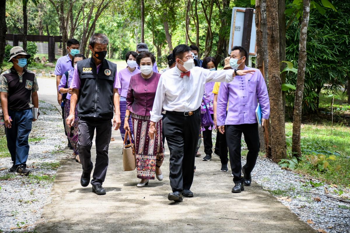 นายกองค์การบริหารส่วนจังหวัดตาก ในฐานะผู้อำนวยการอุทยานธรณีไม้กลายเป็นหินตากลงพื้นที่ตรวจสอบเพื่อเตรียมความพร้อมการจัดงานบันทึกสถิติโลกไม้กลายเป็นหินที่ยาวที่สุดในโลก Guinness World Records (GWR)