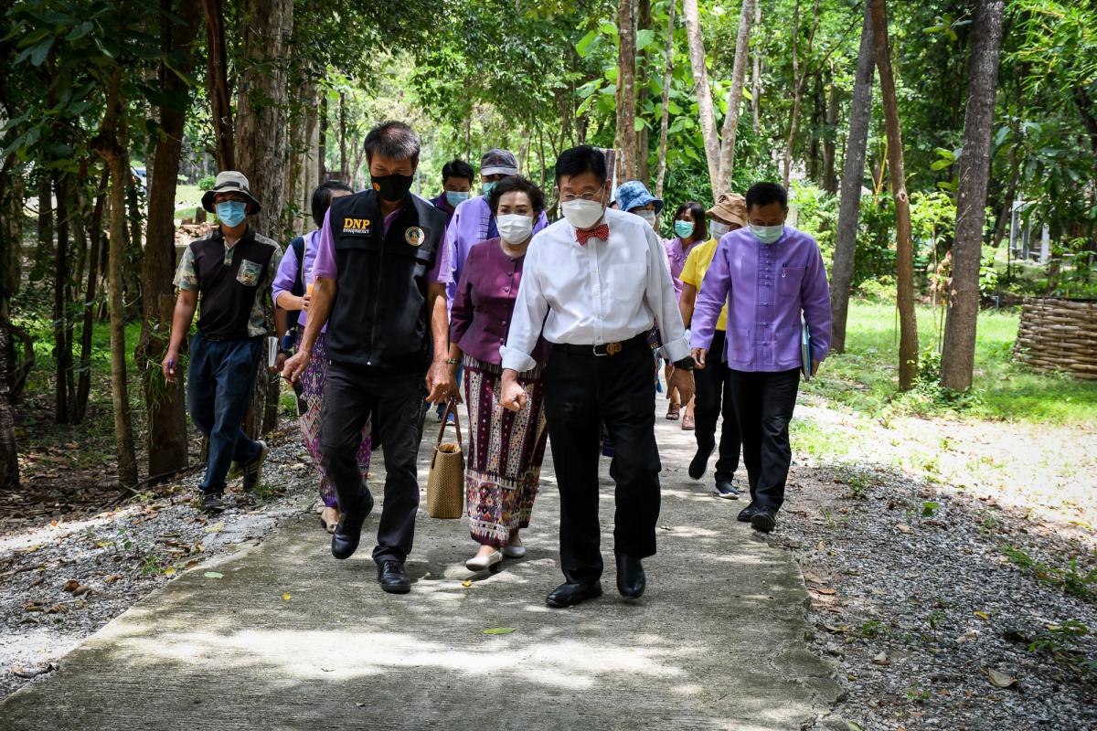 นายกองค์การบริหารส่วนจังหวัดตาก ในฐานะผู้อำนวยการอุทยานธรณีไม้กลายเป็นหินตากลงพื้นที่ตรวจสอบเพื่อเตรียมความพร้อมการจัดงานบันทึกสถิติโลกไม้กลายเป็นหินที่ยาวที่สุดในโลก Guinness World Records (GWR)
